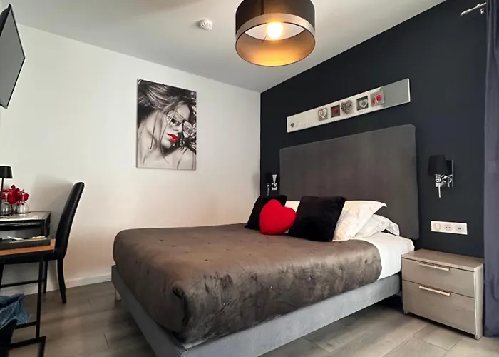 Hotel Eden Cassis - Centre-Ville- Piscine Chauffee, Jacuzzi Et Sauna - Parking Prive